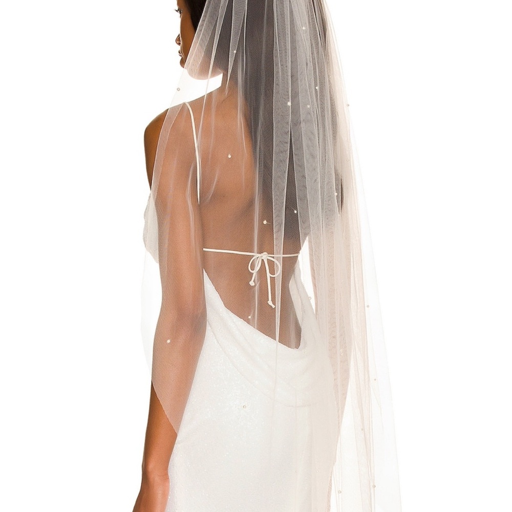 Fingertip Pearl White Bridal Veil